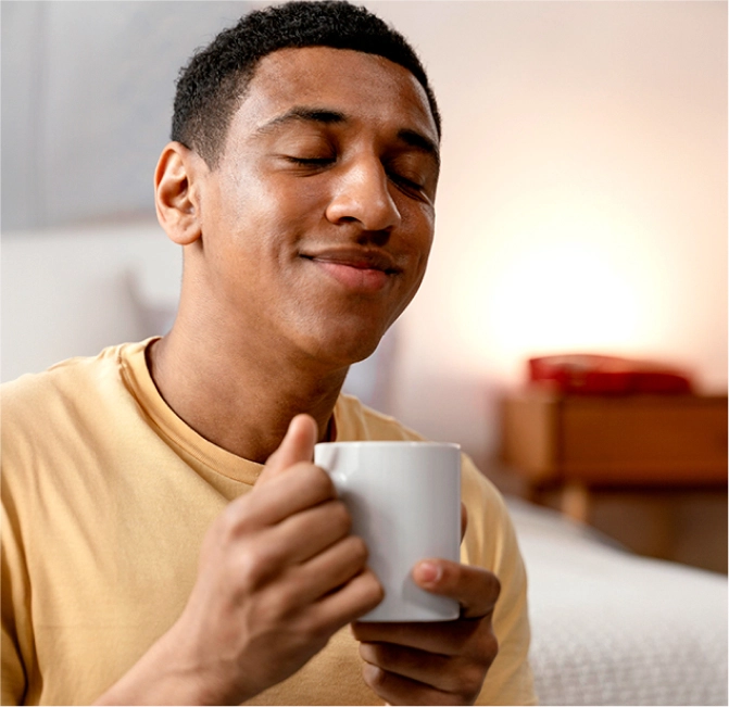 Homem segurando uma xícara de café