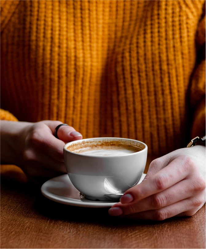 Mulher segurando uma xícara de café