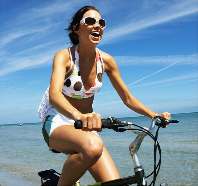 Mulher andando de bicicleta