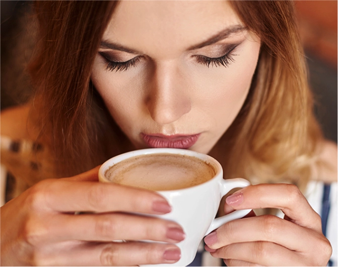 Mulher tomando uma xícara de café